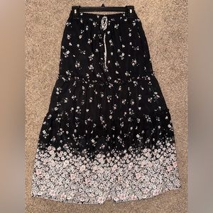 Skirt with stretch waistband